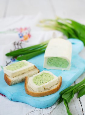 Taze ot ve sarımsak tereyağı