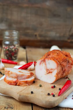 tavuk pastırma, biber ahşap arka plan üzerinde