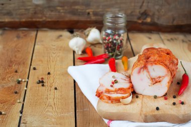 tavuk pastırma, biber ahşap arka plan üzerinde. Kopya alanı