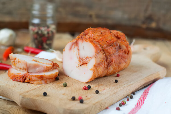 курица пастрами, перец чили на деревянном фоне
