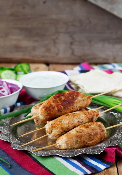 Chicken kebab with vegetables, sauce and pita — Stock Photo, Image