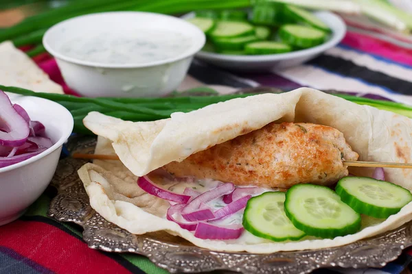 Kycklingkebab med grönsaker, sås och pita — Stockfoto