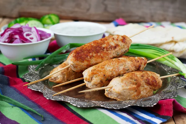 Kycklingkebab med grönsaker, sås och pita — Stockfoto