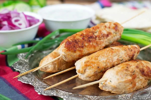 Chicken kebab with vegetables, sauce and pita — Stock Photo, Image