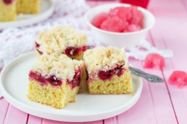 kirazlı turta gevrek ekmek kırıntısı ile. seçici odak