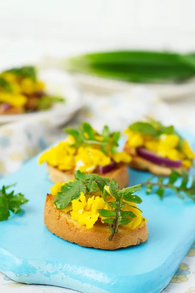 Bruschetta com ovos mexidos e rúcula — Fotografia de Stock