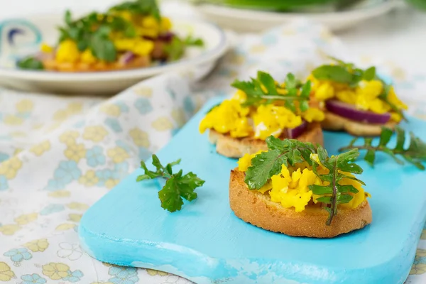 Bruschetta aux œufs brouillés et roquette — Photo