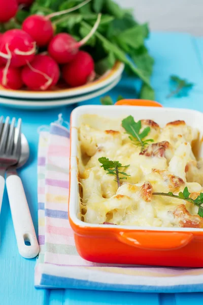 Caçarola de couve-flor com bacon e queijo — Fotografia de Stock