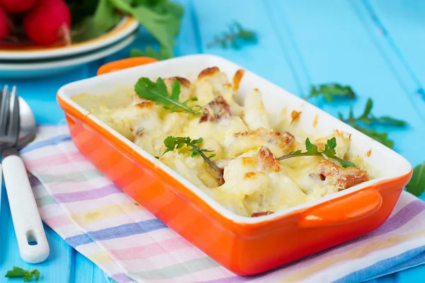 Casseruola di cavolfiore con pancetta e formaggio — Foto Stock