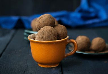 Tarihleri, çikolata ve karanlık bir arka plan üzerine Hindistan cevizi ile şeker