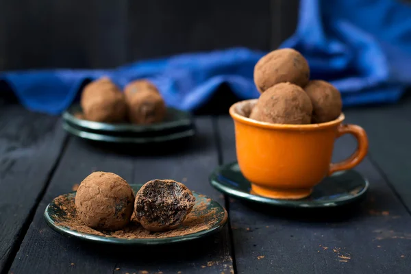 Tarihleri, çikolata ve karanlık bir arka plan üzerine Hindistan cevizi ile şeker