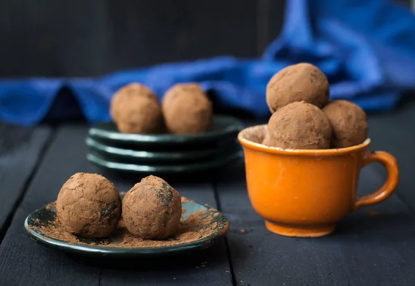 Tarihleri, çikolata ve karanlık bir arka plan üzerine Hindistan cevizi ile şeker