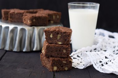 Karanlık bir arka plan üzerinde çikolatalı kek