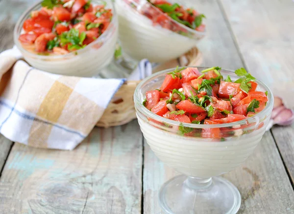 Panna Cotta karnabahar salatası domates ve basil.selecti ile — Stok fotoğraf