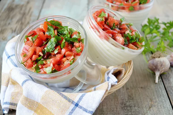 Panna Cotta karnabahar salatası domates ve basil.selecti ile — Stok fotoğraf