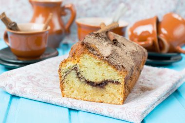 Tarçın ve tarçınlı gevrek kabuk ile pasta