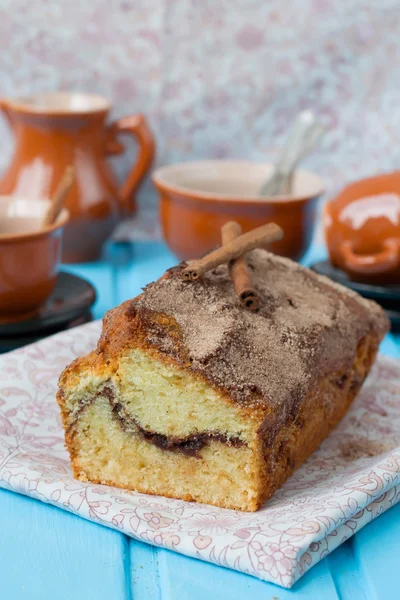 Bolo com canela e crosta crocante de canela — Fotografia de Stock