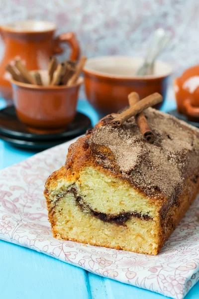 Bolo com canela e crosta crocante de canela — Fotografia de Stock