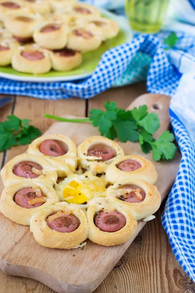 Bullar med korv, ost och ägg — Stockfoto