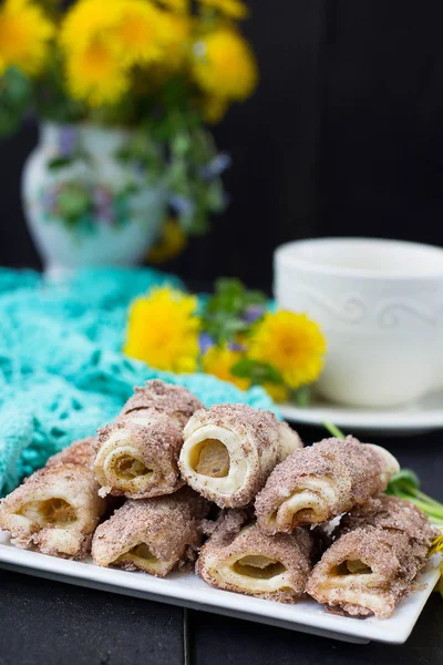 Rouleaux de biscuits à la rhubarbe et à la cannelle sur fond sombre — Photo