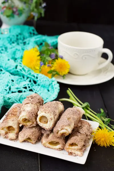 Rouleaux de biscuits à la rhubarbe et à la cannelle sur fond sombre — Photo