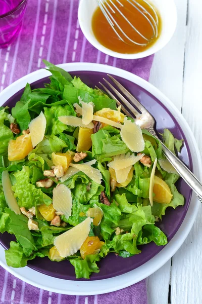 Salada com espinafre, laranjas e nozes — Fotografia de Stock