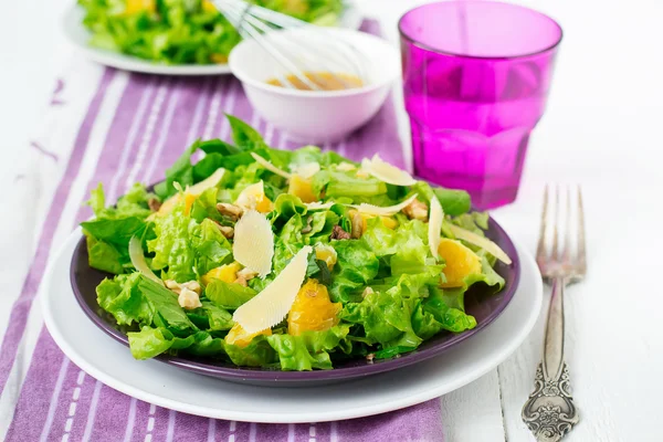 Salada com espinafre, laranjas e nozes — Fotografia de Stock