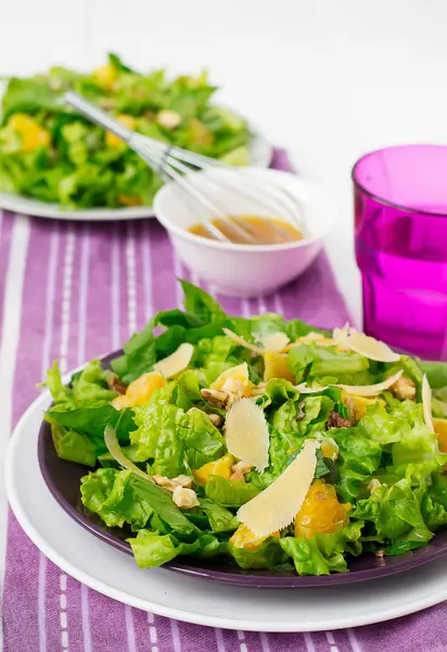 Salada com espinafre, laranjas e nozes — Fotografia de Stock