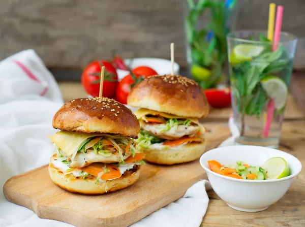 Hamburgers au poulet et farcis juteux au concombre, carottes a — Photo