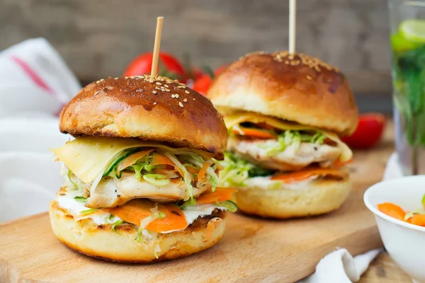 Burger mit Huhn und gefüllt saftig mit Gurken, Karotten und — Stockfoto