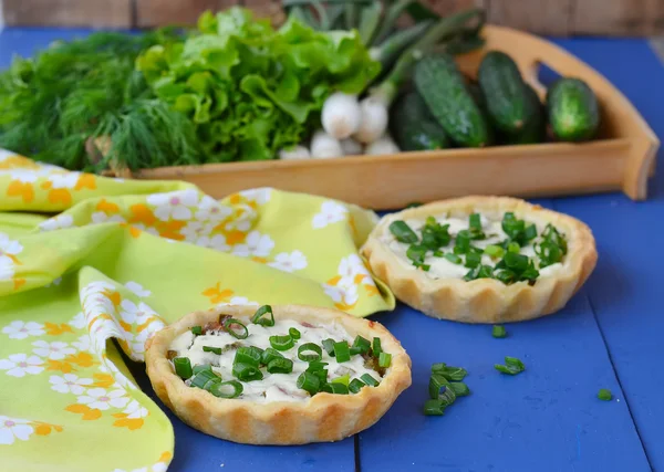 Mini tarts with green onions, bacon and cottage cheese — Stock Photo, Image