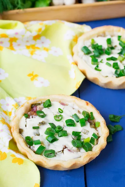 Mini tarts with green onions, bacon and cottage cheese — Stock Photo, Image