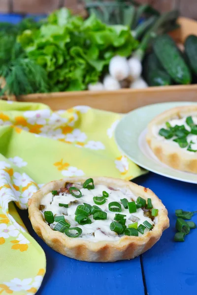 Mini tarts with green onions, bacon and cottage cheese — Stock Photo, Image