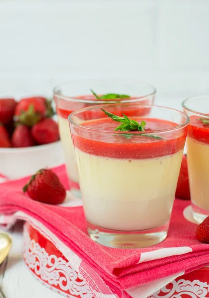 Vanille Panna cotta mit Beerensauce — Stockfoto