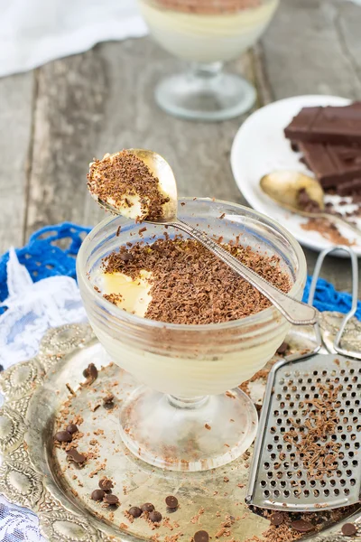 Vainilla panna cotta con chocolate sobre fondo de madera. selec — Foto de Stock