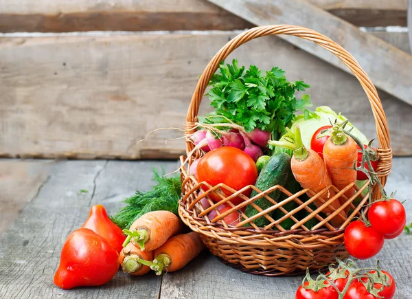 Ensembles de légumes biologiques sur un fond en bois . — Photo