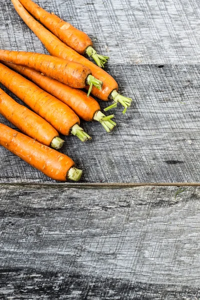 ahşap arka plan üzerinde organik havuç