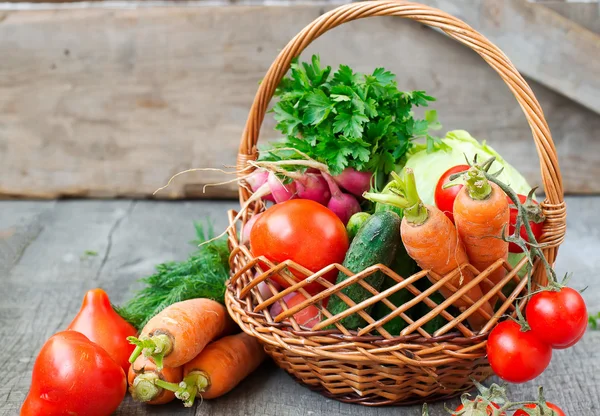 Ensembles de légumes biologiques sur un fond en bois . — Photo