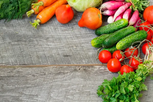 Uppsättningar med ekologiska grönsaker på ett trä background.copy utrymme b — Stockfoto