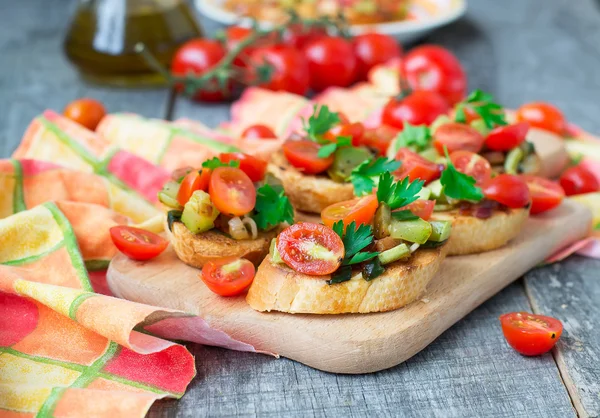 Bruschetta with zucchini, bacon, green onions and cherry tomatoe — Stock Photo, Image