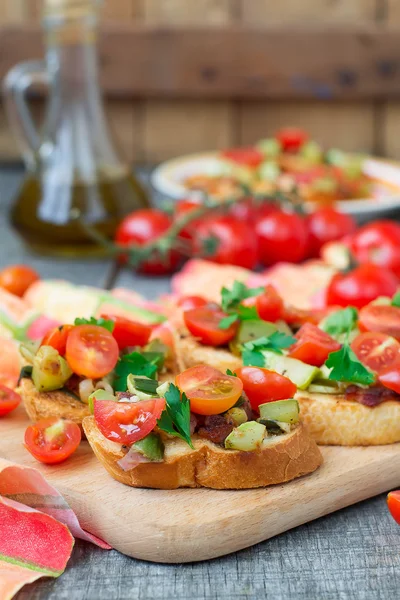 Bruschetta com abobrinha, bacon, cebola verde e tomate cereja — Fotografia de Stock