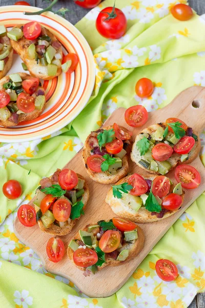 Bruschetta med zucchini, bacon, salladslök och körsbär tomat — Stockfoto