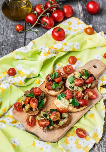 Bruschetta med zucchini, bacon, salladslök och körsbär tomat — Stockfoto