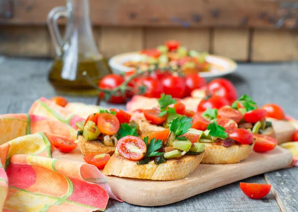 Bruschetta med zucchini, bacon, salladslök och körsbär tomat — Stockfoto