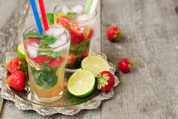 Cocktail Mojito met aardbeien - verfrissend drankje — Stockfoto