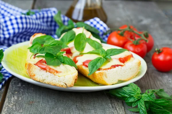 Pizza margherita na baguete francesa. Estilo rústico — Fotografia de Stock