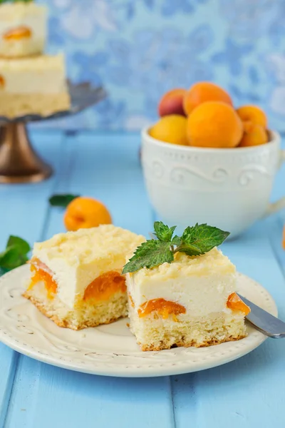 Torta cheesecake con albicocche, dessert estivo — Foto Stock