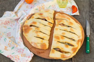 Focaccia mavi peynir, armut ve pastırma ile