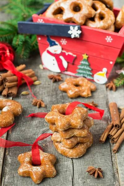 Mézes sütemények, a fűszerek, a fából készült háttér. Karácsonyi compos — Stock Fotó