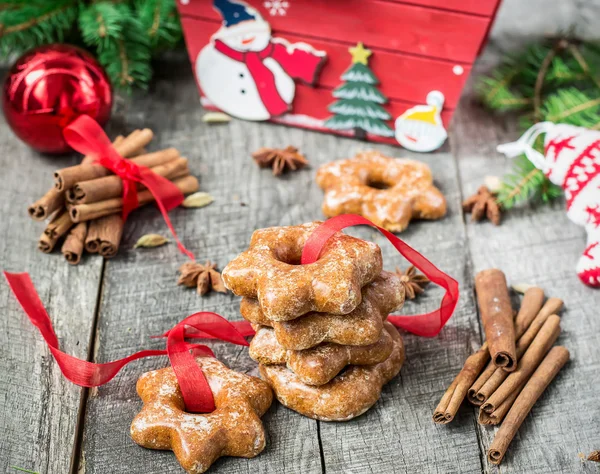 Honey cakes with spices on a wooden background. Christmas compos — Stock Photo, Image